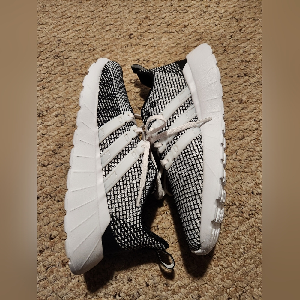 Adidas shoes - Picture 2 of 3